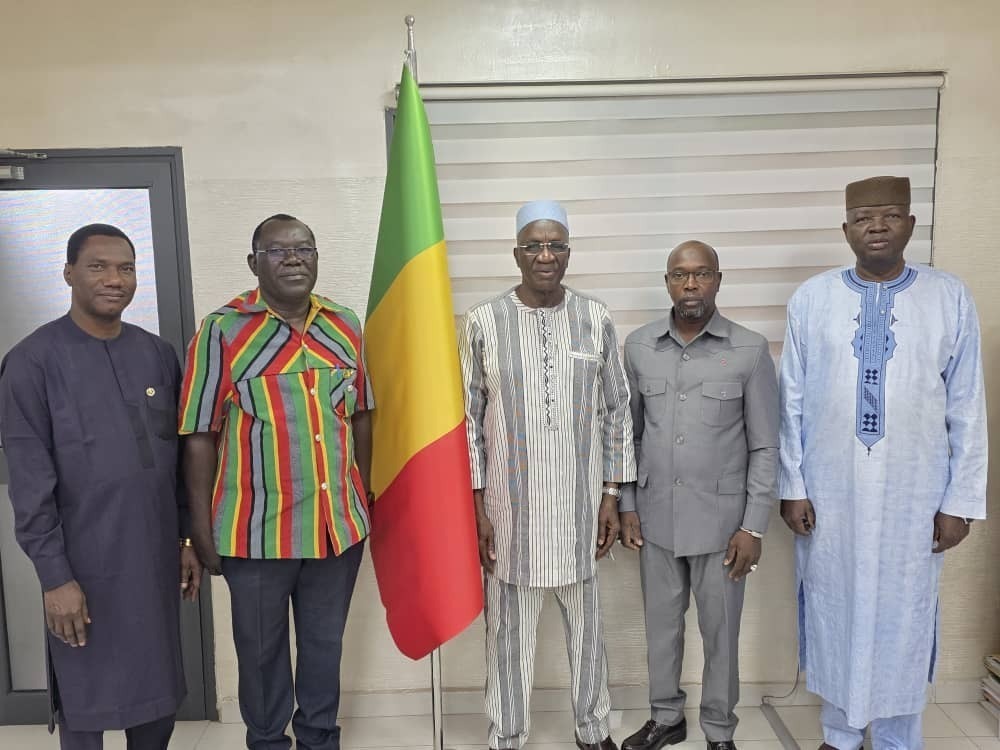 Le Ministre de l’Éducation Nationale du Mali, Dr Amadou SYSSAVANE, Vice-président du Conseil de Fondation karanta, a reçu en audience, le mardi 13 janvier 2026, le Dr D. Ouédan Jean Noël TAGNABOU, Directeur Général de l’Éducation Non Formelle du Burkina F