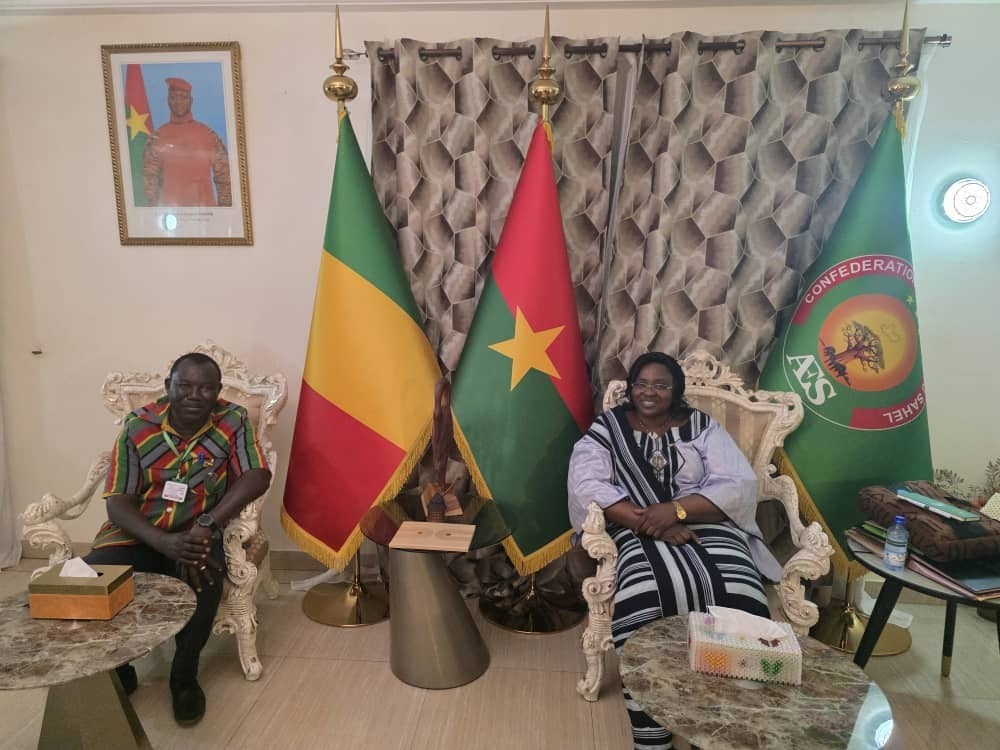 Audience protocolaire à la résidence de l’Ambassade du Burkina Faso au Mali : la Fondation Karanta honorée par Madame l’Ambassadeur.Madame Julienne DEMBELE/SANON, Ambassadeur Extraordinaire et Plénipotentiaire de la République du Burkina Faso auprès de la